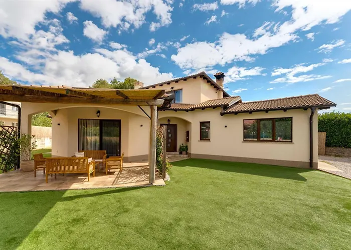 With Swimming Pool And Children's Playground, In A Quiet Area - By Traveler Tourist Agency Krk - Id 2686 וילה קסטב